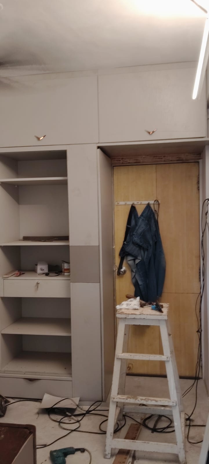 Raumplus-Style Smooth Sliding Wardrobe System with Soft-Closing Mechanism - Execution #